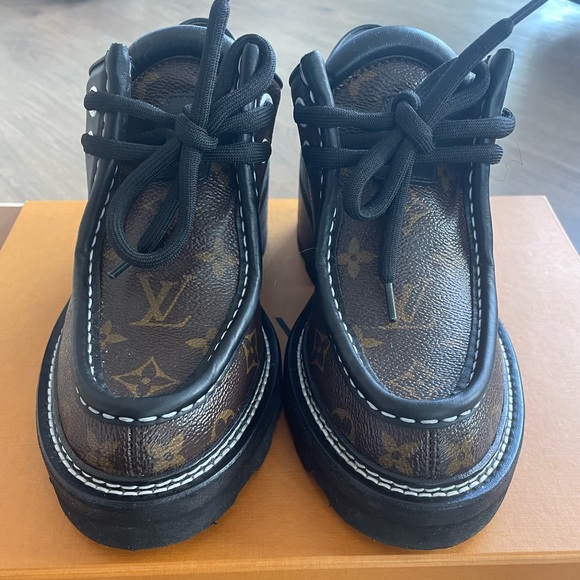 Beautiful Louis Vuitton Shoes 100% Authentic - Picture 4 of 6